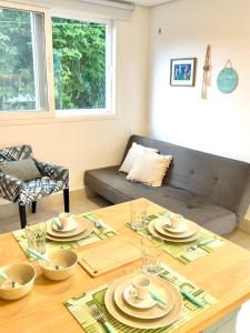 a living room with a table and a couch at Apartamento a 100 m da praia in Juquei