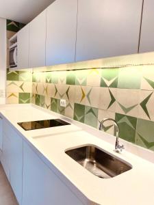 a kitchen with a sink and a counter top at Apartamento a 100 m da praia in Juquei