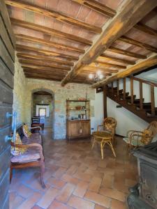 una gran sala de estar con techo de madera. en Borgo Petraio, en Montieri