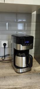 een koffiezetapparaat op een aanrecht in een keuken bij Apartmán Levandule in Mařenice
