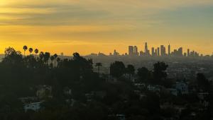 - une vue sur les toits de la ville au coucher du soleil dans l'établissement W Hollywood, à Los Angeles
