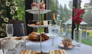 een tafel met een bord eten op een tafel bij Bron Eifion Hotel in Criccieth