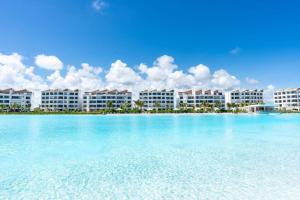 vista de um resort a partir da água em Paraíso Privado en Punta Cana em Punta Cana