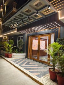 una puerta delantera de un edificio con macetas en The Grand ND Resort- Kanha Tulsi Heights Behind Prem Mandir, en Vrindāvan