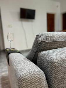 un primer plano de un sofá con una copa de vino en Casa Paraná en Paraná
