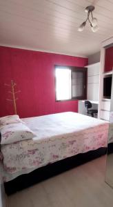 A bed or beds in a room at Casa Completa Ótima Localização Vale dos Vinhedos