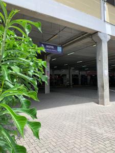 an entrance to a building with a sign that reads hotel at Hotel Centro Fashion in Fortaleza +6 photos