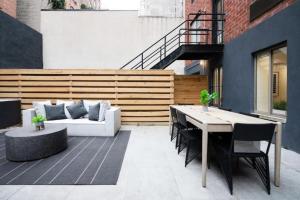 Balkón nebo terasa v ubytování Massive 1BR w Private Patio in Upper East Side