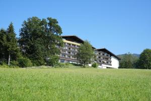 ein Apartmenthaus in der Mitte eines Feldes in der Unterkunft MountainLOVE in Strobl