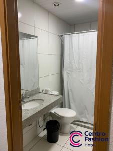 y baño con aseo, lavabo y ducha. en Hotel Centro Fashion, en Fortaleza