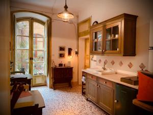 une cuisine avec un évier et une fenêtre dans l'établissement Il Vecchio Cortile, à Agrigente
