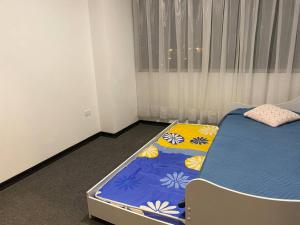 ein kleines Schlafzimmer mit einem Bett und einem Fenster in der Unterkunft Departamento 3 camas Centrico / Vista in Quito