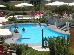 Bazén v ubytování Klass Hotel nebo v jeho okolí