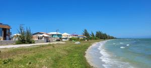 widok na plażę z domami i ocean w obiekcie Recanto do mar e da lagoa w mieście Arraial do Cabo