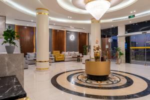um átrio de um hotel com uma recepção e cadeiras em Al Nakheel Park Serviced Apartment em Riyadh
