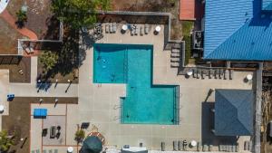 uma vista superior de uma piscina num edifício em Marina Vista Retreat em New Bern