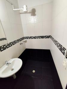 bagno bianco con lavandino e specchio di Construyendo Sueños JL a Medellín