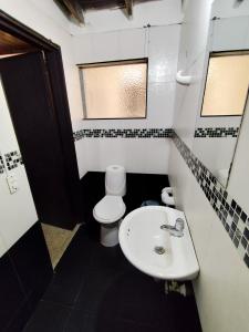 un piccolo bagno con servizi igienici e lavandino di Construyendo Sueños JL a Medellín