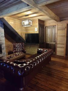 a room with a leather couch and a stage at Karinna Orman Koskleri in Uludag