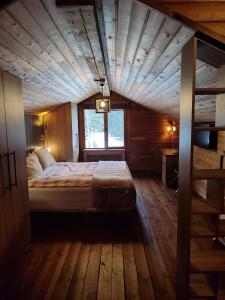 a bed in a room with a wooden ceiling at Karinna Orman Koskleri in Uludag