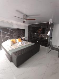 1 dormitorio con 1 cama grande y chimenea en Suite de lujo 201, en Guatapé