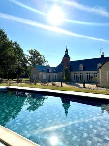 Lassay-sur-CroisneにあるDomaine de charme - Les Placesの家の前の大型スイミングプール