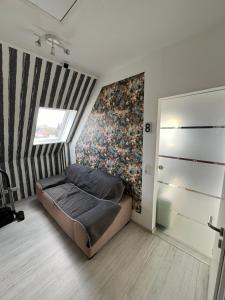 Garis Pension Wesseln : غرفة نوم بسرير ودهان على الحائط