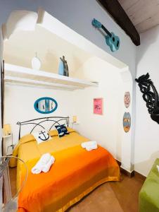 Una cama o camas en una habitación de Gaudì Art Room Studio Apartment