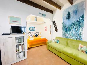 Una televisión o centro de entretenimiento en Gaudì Art Room Studio Apartment