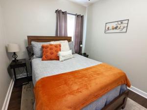 מיטה או מיטות בחדר ב-Remodeled Comfort Home in Quiet Neighborhood
