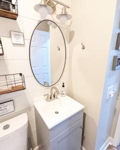 W łazience znajduje się umywalka i lustro. w obiekcie Remodeled Comfort Home in Quiet Neighborhood w mieście Bettendorf