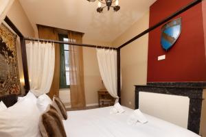 ein Schlafzimmer mit einem Bett und einem Kamin in der Unterkunft Balda'Quand Médiéval in Carcassonne