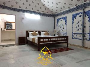 Jaisalmer Unique Desert Camp في Sām: غرفة نوم بسرير بجدران زرقاء وبيضاء