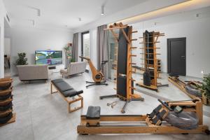 un gimnasio con cintas de correr y equipos de ejercicio en una habitación en Villa Alba Seget - heated pool, en Seget Vranjica