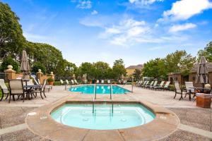 een zwembad met stoelen en een tafel en een patio bij Cozy 3BR Newport Coast Villa in Gated Community in Newport Beach