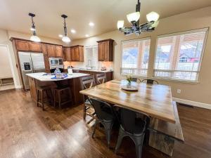 een keuken met een grote houten tafel en stoelen bij Talbot Pines in Columbia Falls
