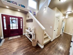 een trap in een huis met een rode deur bij Talbot Pines in Columbia Falls +86 foto's
