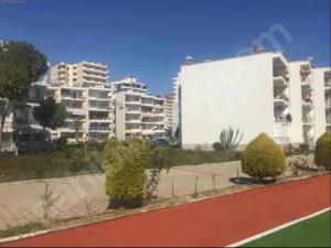 Vistas a una ciudad con edificios en el fondo en Erdemli/Mersin 2+1 Deniz kenarı Eşyalı Daire, en Erdemli