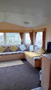 a room with two beds and two windows at Loch Heron View in Newton Stewart