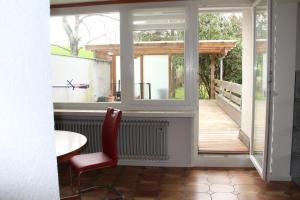 Habitación con ventana, mesa y silla en Gästehaus Dörflinger, en Ühlingen-Birkendorf