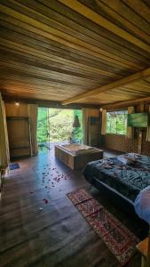 ein Schlafzimmer mit einem Bett und einem Schreibtisch und ein Zimmer mit Blut auf dem Boden in der Unterkunft Villa Gatto Chalés - Visconde de Maua in Bocaina de Minas