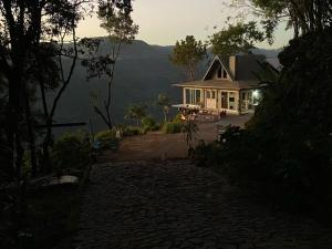 a house with a view of a mountain at Kunz Haus Um Refúgio Aconchegante na Natureza! in Nova Petrópolis