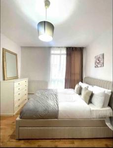 um quarto com uma cama grande e uma janela em Holiday apartment Central London em Londres