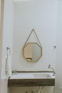Cortume的住宿－Rancho do Sena Lazer e Eventos，浴室设有水槽和墙上的镜子