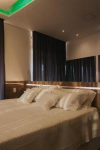 Cortume的住宿－Rancho do Sena Lazer e Eventos，卧室内的一张带白色枕头的大床