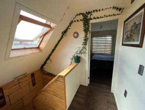 um quarto com uma escada com uma janela e uma cama em Casa full Interior em Castro