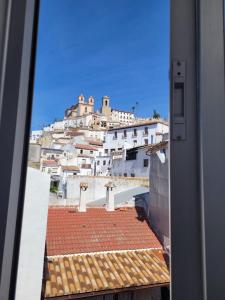 una ventana de un edificio con vistas en Coqueto Apartamento, en Martos