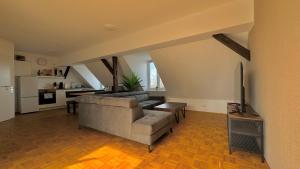 een woonkamer met een bank en een tv bij ApartmentOase #2 in Merseburg