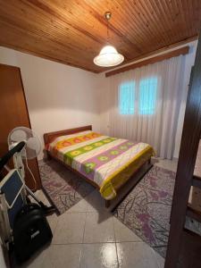 um quarto com uma cama num quarto com uma janela em Lina's Residence em Stavros