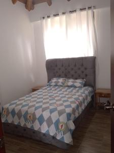 een slaapkamer met een bed en een raam bij PLAYA Y CAMPO EN UN SOLO LUGAR in Olón